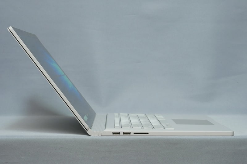 ディスプレイの開く角度は約125度と従来モデル同様