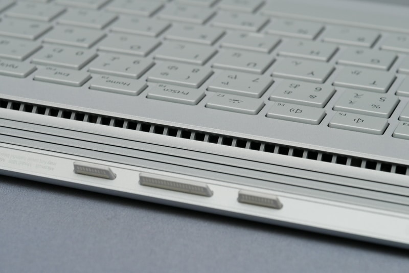 ディスクリートGPUのGeForce GTX 1050はキーボード側に搭載。高負荷時には熱がキーボード後方のスリットから外に排出されるが、動作音はやや大きい