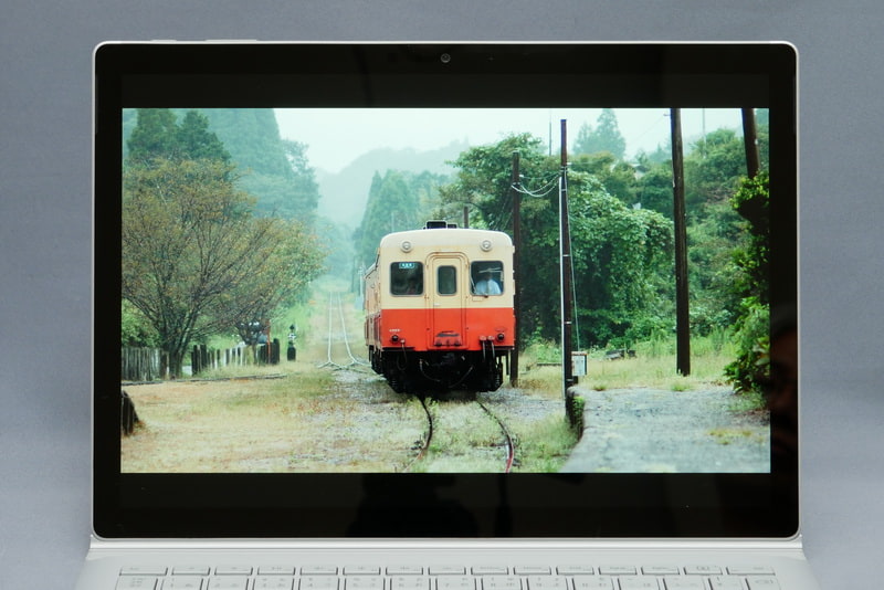 具体的な表示品質は非公開だが、発色は非常に鮮やかで、表示品質は十分に優れる。ただし、光沢パネルのため外光の映り込みはやや気になった