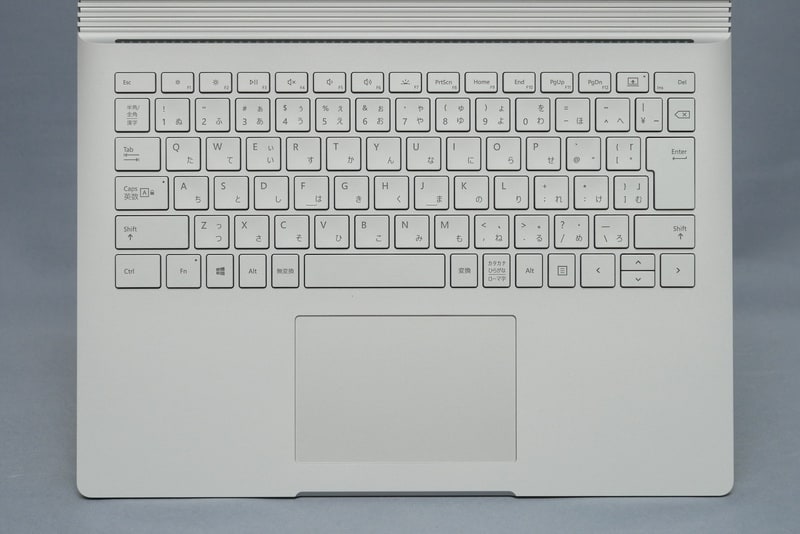 キーボードはアイソレーションタイプで、配列などの仕様も含め従来モデルとほぼ同じだ