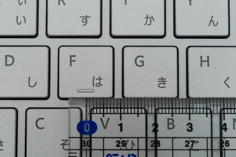 キーピッチは約19mmフルピッチ。配列も標準的でタッチタイプも余裕だ