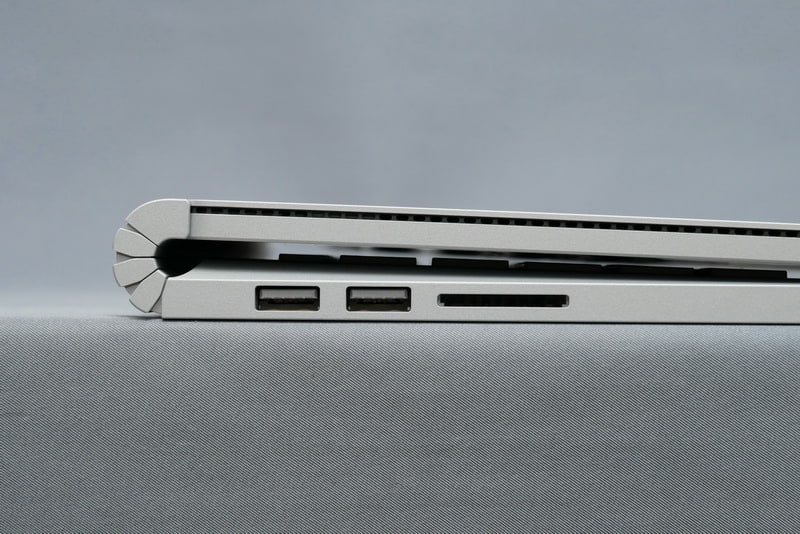 キーボード側左側面に、USB 3.0(3.1 Ge1)×2とUHS-II対応SDカードスロットを配置