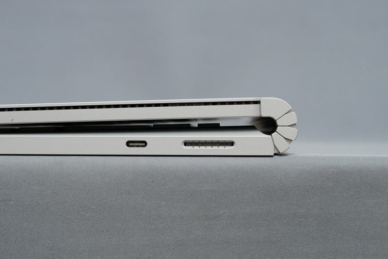 キーボード側右側面には、USB 3.0対応USB Type-Cと、ACアダプタなどを接続するSurface Connectを配置