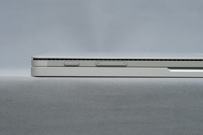ディスプレイ上部側面には、電源ボタンとボリュームボタンを配置