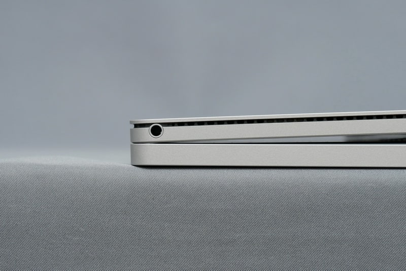 ディスプレイ右側面にはオーディオジャックを用意