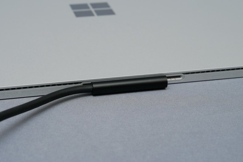 ディスプレイ下部側面にもSurface Connectが用意され、ACアダプタなどを接続して利用できる