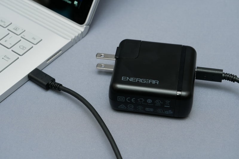 USB Type-CはUSB PD 3.0をサポート。USB PD対応ACアダプタを接続することで、給電やバッテリの充電が行なえる