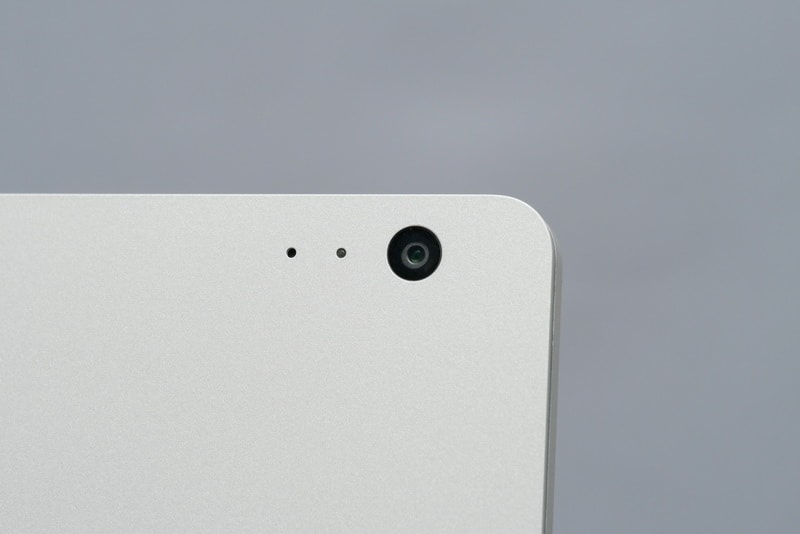 ディスプレイ天板側に、オートフォーカス対応の800万画素カメラを搭載