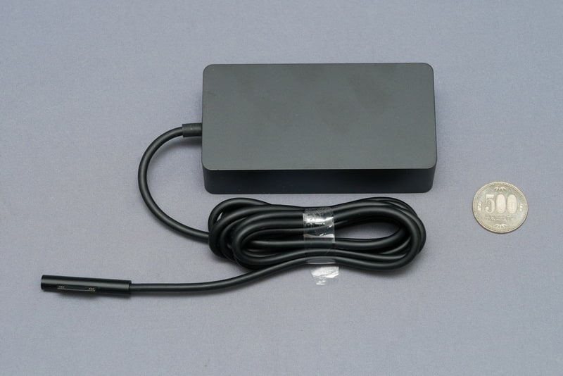 付属ACアダプタ。出力が95Wあるため、サイズはやや大きい