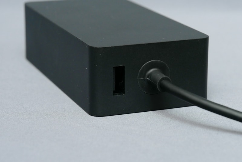 ACアダプタには、5V/1.5A出力の充電用USBポートも用意