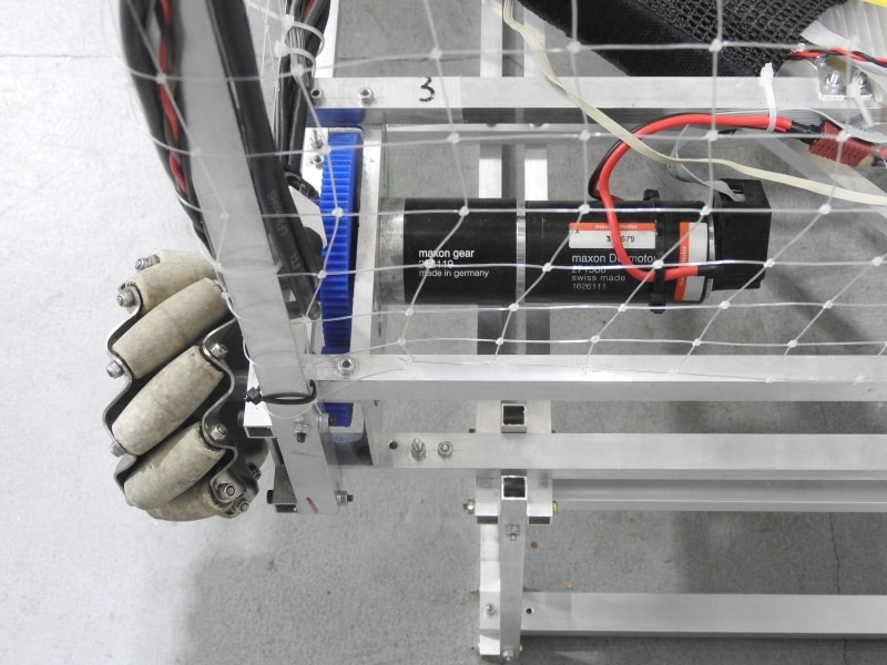 駆動用にはマクソンモーターが採用されている。車輪はメカナムホイールを採用しており、自由自在に移動できる