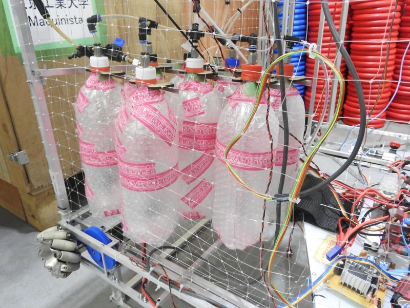 ディスクを押し上げる動力としてはエアシリンダが使われており、ペットボトルをエアボンベとして活用している