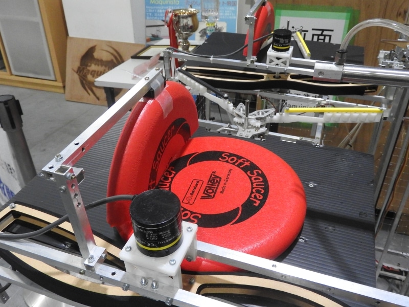 射出するさいには、奥のハンドが開く