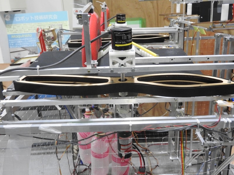 この竹とんぼのような形をしたバットでディスクを打ち出す。このバットの形状や表面の材質も試行錯誤の末決まったとのことだ