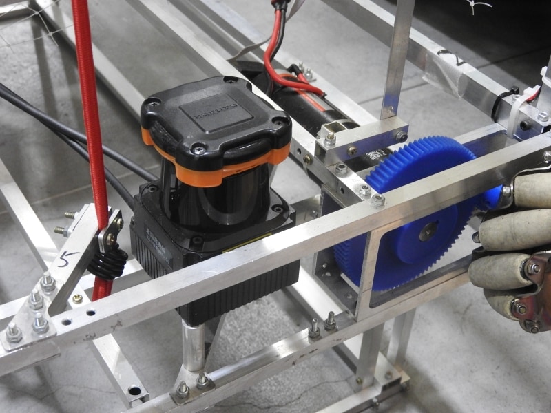 レーザーレンジファインダーを搭載しており、ディスクを乗せるスポットの位置や高さなどを検出する