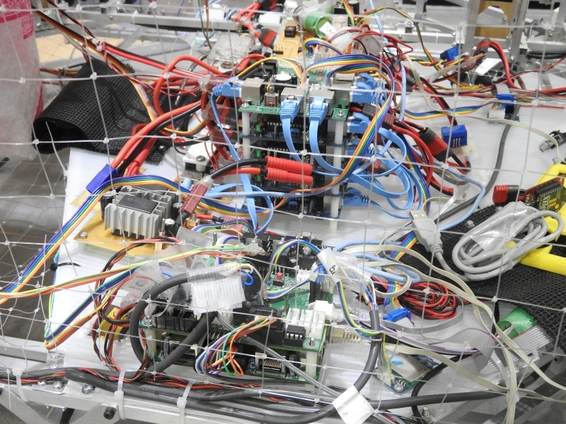 底面に搭載されている制御用マイコンボード