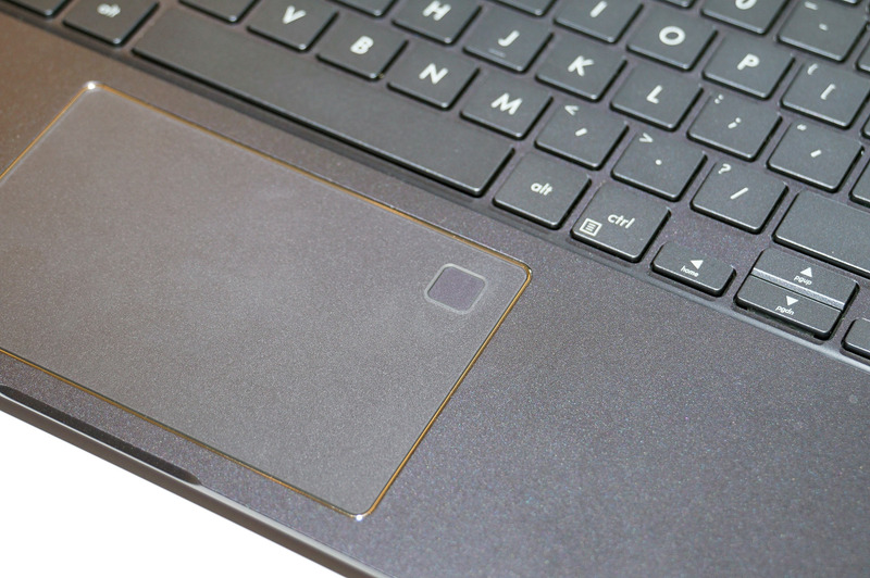 キーボードとパッド、パッドの左上にWindows Hello対応指紋センサー