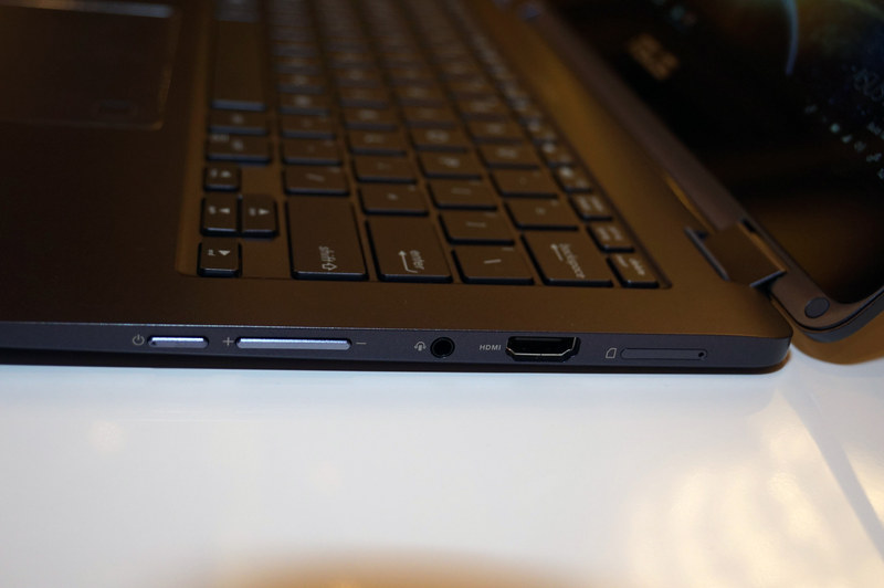 右側面、電源、ボリューム、ヘッドフォン、HDMI端子、SIMカードスロット