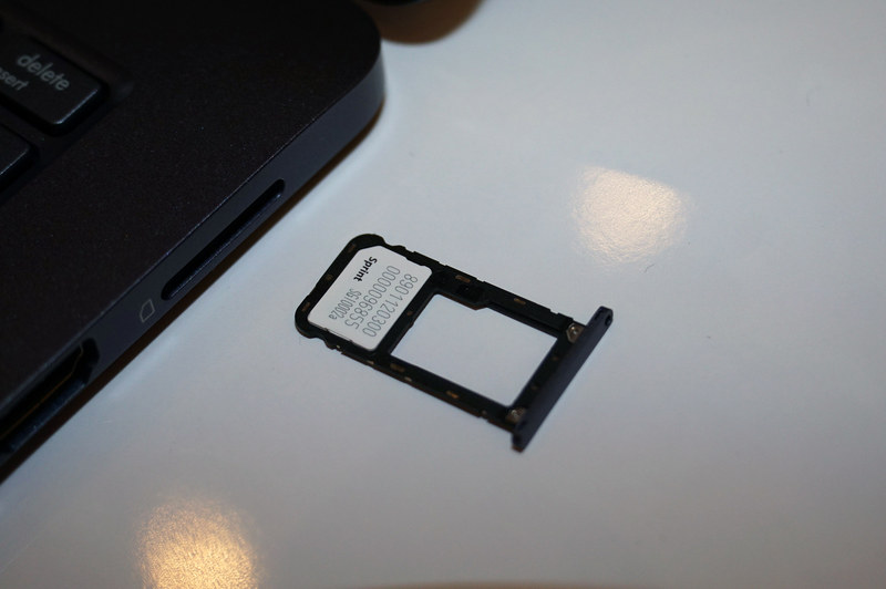 SIMカードスロット、最近のスマートフォンに多いデュアルSIMスロット(1つはmicroSDと排他)