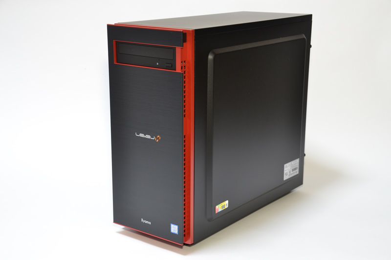 ケースは黒をベースに、特徴的な赤のアクセントが入る