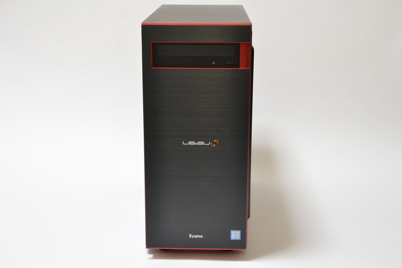 前面パネルは光学ドライブ部分以外は平ら。インジケーター類を置かず、表面はヘアライン加工で高級感を出している