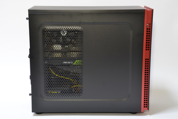 左側面は大きくメッシュがあり、冷却重視のケースとなっている