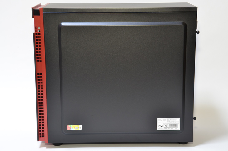 右側面は穴がなく、剛性の高いプレートのみ