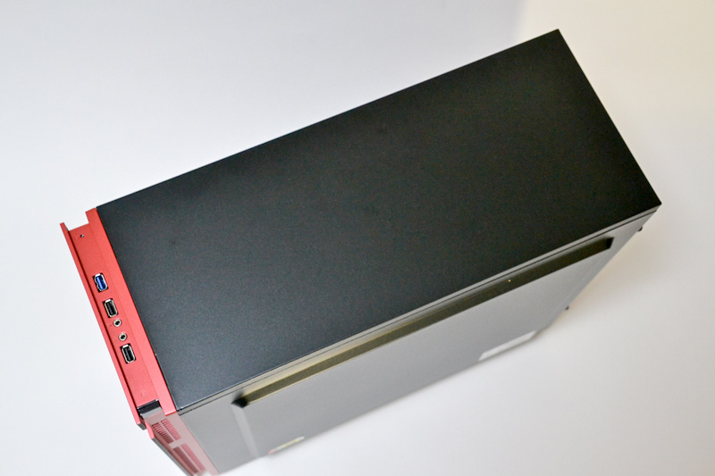 上面にUSBやヘッドフォン・マイク端子があるほか、右端に電源ボタンがある。インジケーター類もここにある。メッシュはなくファンの取り付けは不可