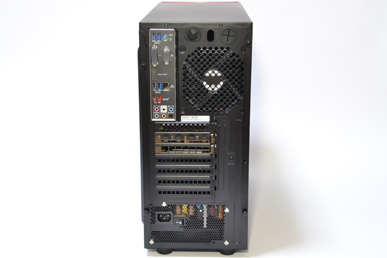 背面はオーソドックスなデザイン。色は黒で統一されている