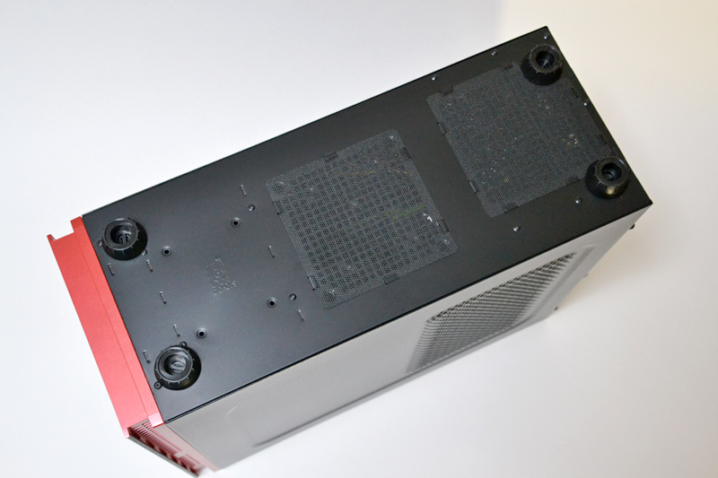 底面にはメッシュあり。電源のファンは底面から吸気している