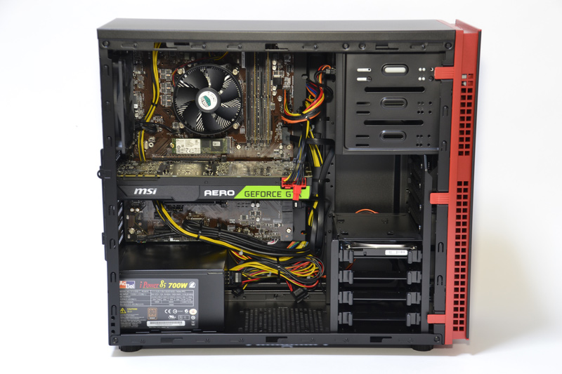 左側面のパネルを開けたところ。内部も極力黒で統一されているところにこだわりを感じる