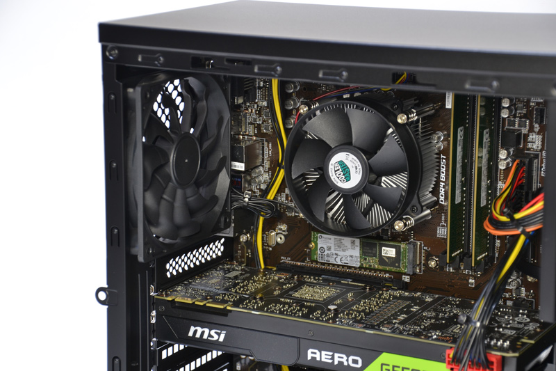 CPUクーラーはCooler Master製のものを採用。すぐ横に12cmファンがあり、強力に排気している