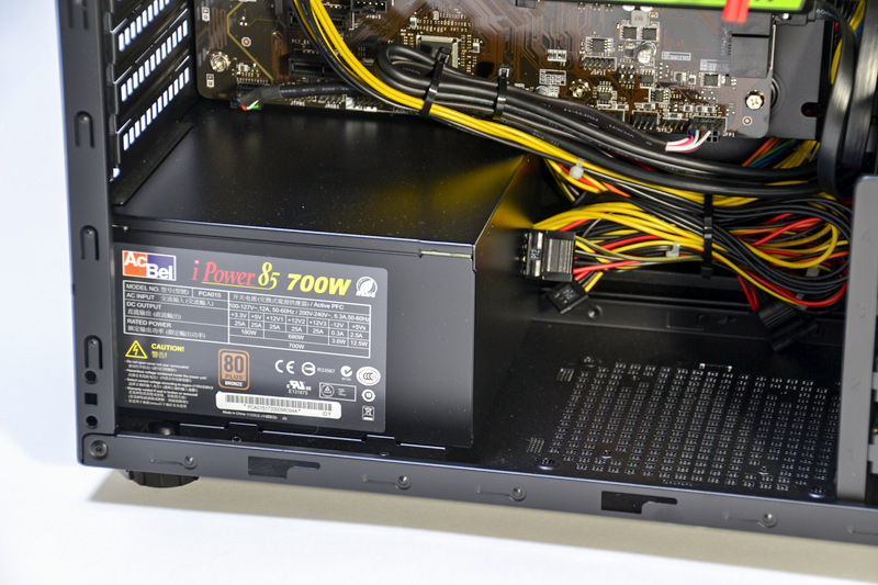 電源はAcBel製。700Wで80PLUS BRONZE取得のモデル