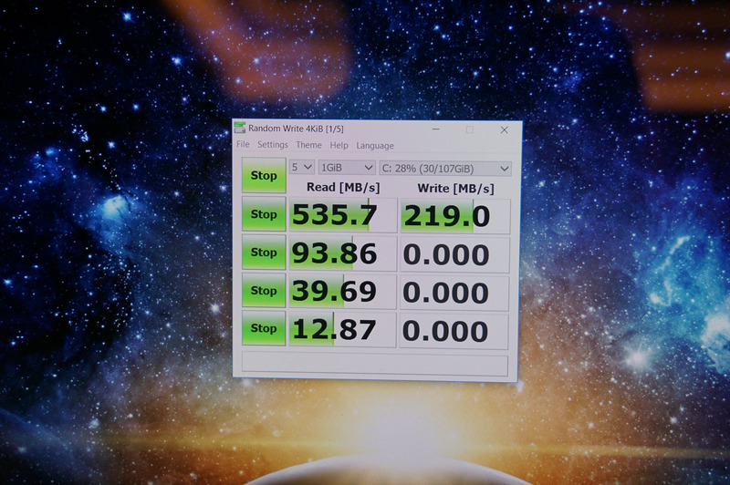 ASUSのNovaGoでのCrystalDiskMark(UWP版)の結果