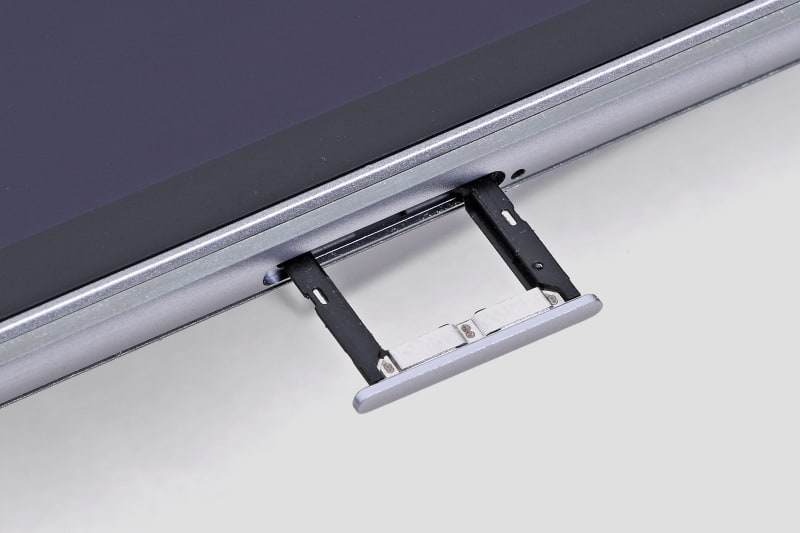 microSDカードスロットとNano SIMスロット