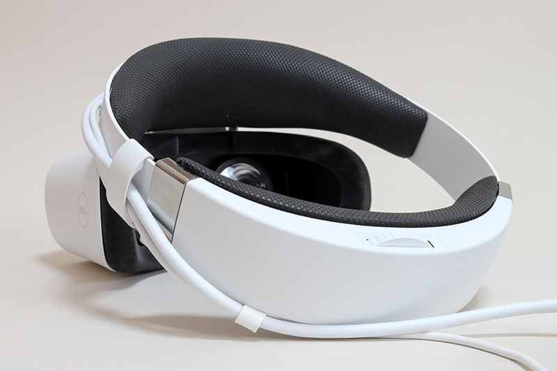 PCと接続するケーブルは、ヘッドバンド左側を沿って背面に回されている