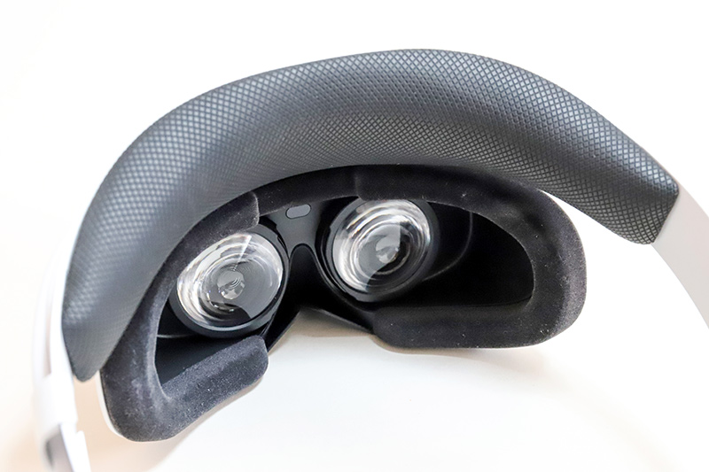 クッションの厚みは1cm強。滑り止め加工が施されており、頭にしっかりとフィットして、激しい動きでもズレることはない