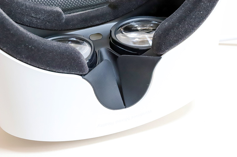 ノーズパッドは、切れ込みの入ったゴム製フラップ。筆者にはピッタリとフィットしたが、家人からは外光洩れが指摘された