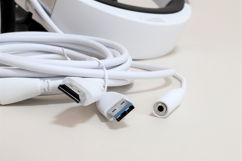 左からHDMIケーブル、USB3.0ケーブル、3.5mmオーディオジャック。3.5mmジャックはマイク付きイヤフォン、ヘッドフォンに対応している