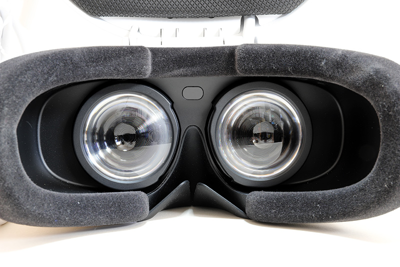 レンズはフレネルレンズを採用。IPD(瞳孔間距離)は設定メニューから変更する