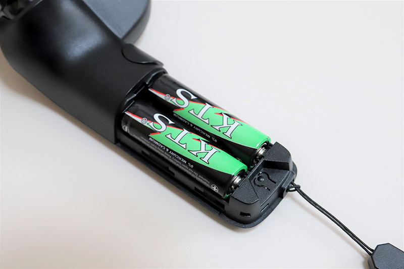 コントローラ1本につき単3電池2本を使用。電池カバーを開けるとペアリングボタンが現われる