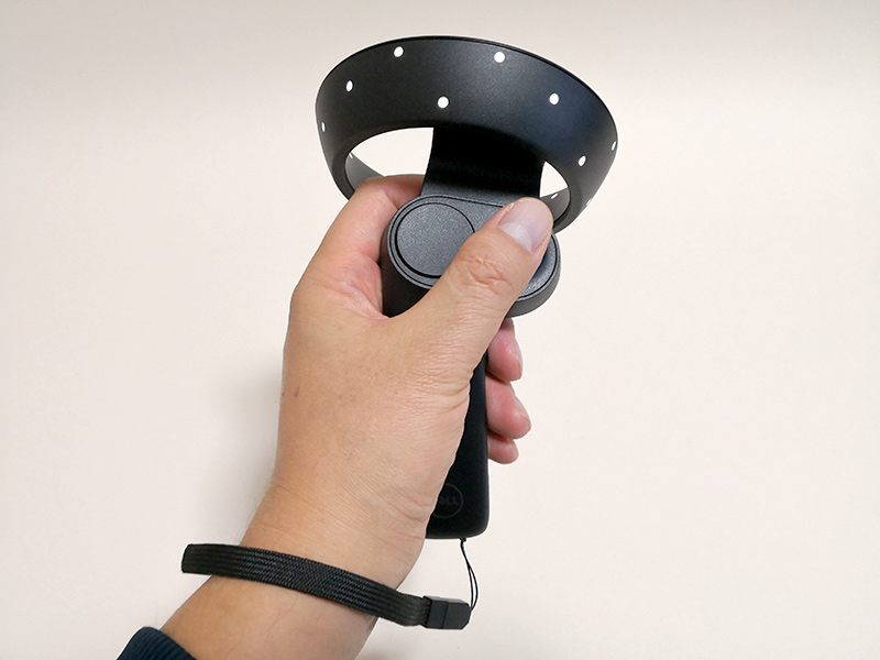 筆者の手の長さは約20cmと大きめだ。それでちょうど良いサイズなので、手の小さな方はサムスティックに指が届きづらいかもしれない