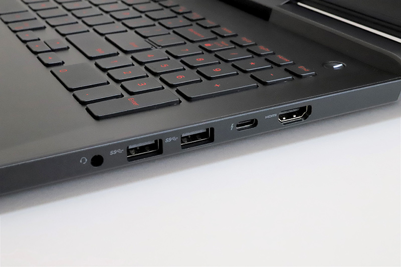 本体右側面に、ヘッドフォン/マイク端子、USB 3.0 Type-A×2、USB 3.1 Type-C×1、HDMI端子が用意されている。Dell Visorのケーブルは右側面に接続することになる