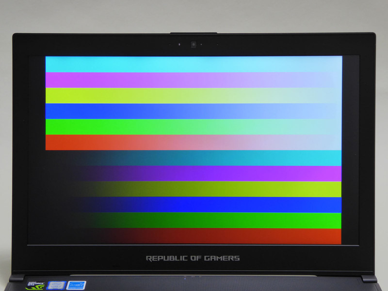 15.6型で1,920×1,080ドットの、標準的な画面サイズ・解像度サイズ