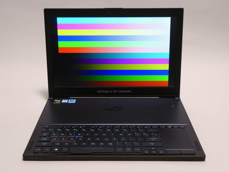 IPSパネルを採用しており視野角が広く発色の変化も小さい