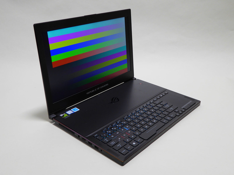 IPSパネルを採用しており視野角が広く発色の変化も小さい