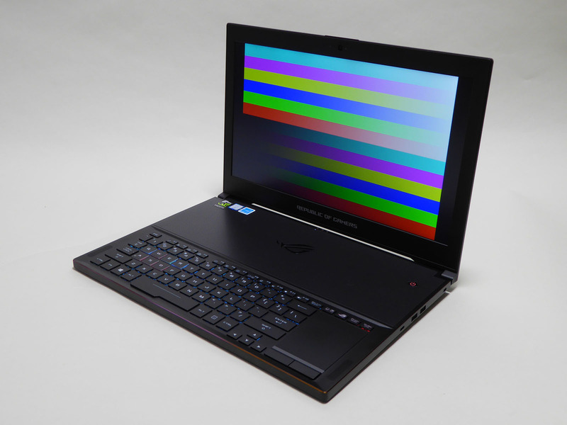 IPSパネルを採用しており視野角が広く発色の変化も小さい