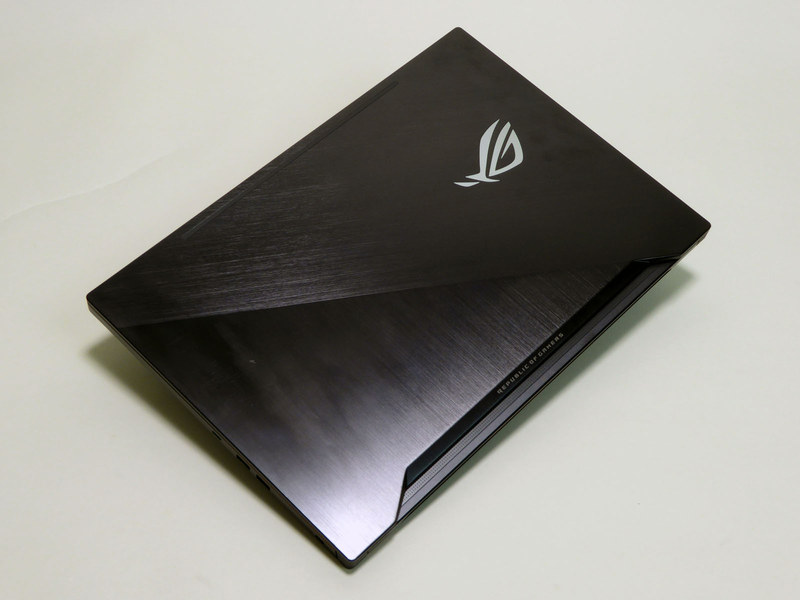 艶ありのヘアライン加工を2つの角度で組み合わせた独特の天板デザイン