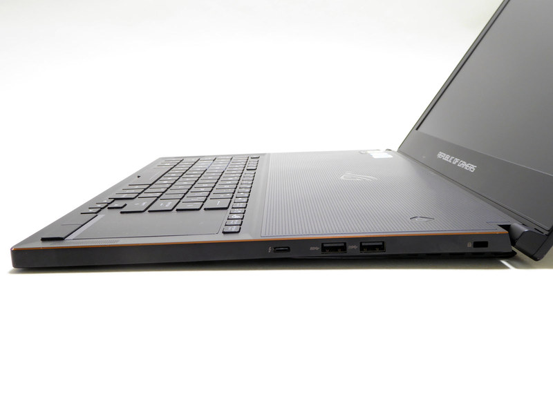 右側面にはThunderbolt 3(Type-C、DisplayPort出力対応)×1、USB 3.0×2。左側面にはDCジャック、HDMI×1、USB 3.0×2、マイク/ヘッドフォンコンボ端子。スペックにはGbEは変換アダプタ(付属)を利用して実現している