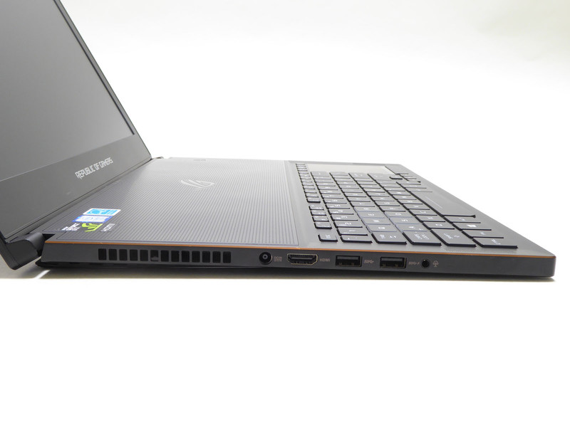 右側面にはThunderbolt 3(Type-C、DisplayPort出力対応)×1、USB 3.0×2。左側面にはDCジャック、HDMI×1、USB 3.0×2、マイク/ヘッドフォンコンボ端子。スペックにはGbEは変換アダプタ(付属)を利用して実現している